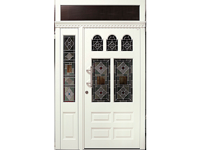 Holzhaustüren können mit Glasornamenten geschmückt werden.